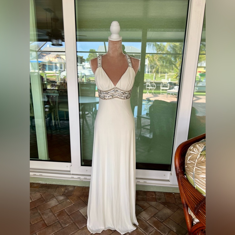 Xscape Women’s Creamy Off White Formal Evening Gown Dress - Size 10 (runs small)